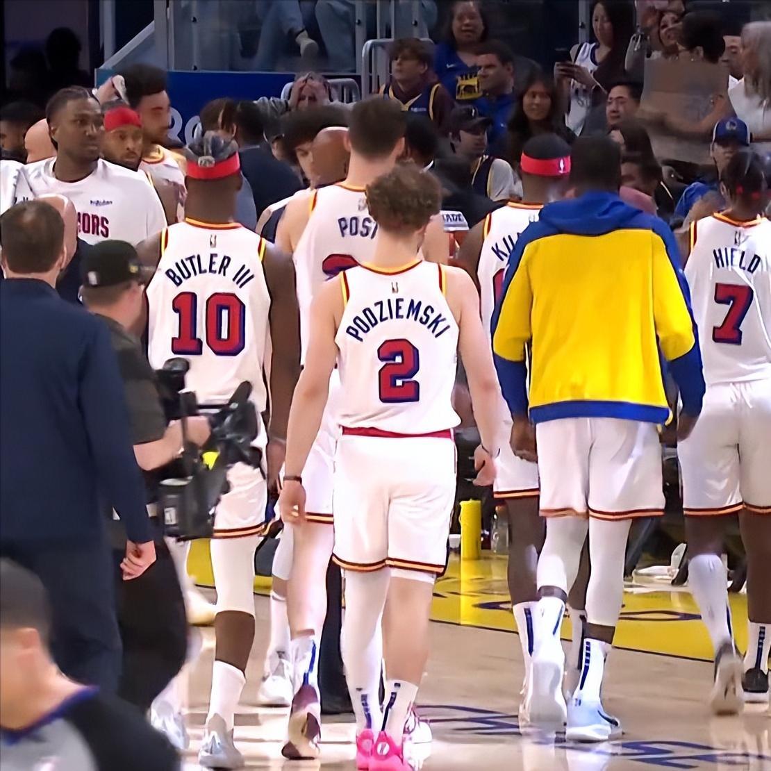 雄鹿大胜热火,领先东部榜首位置 雄鹿大胜热火,领先东部榜首位置